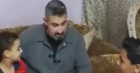 ياسر جلال يحقق أمنية الطفل بائع البلاستيك ويزوره في منزله بدار السلام