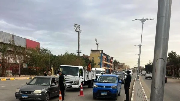 إصلاح كسر بخط الصرف الصحي في حي العقاد بأسوان