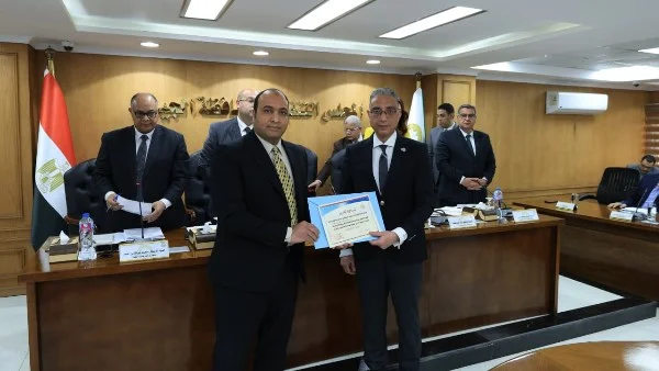تكريم قيادات الجيزة لمواجهة الطقس السيئ