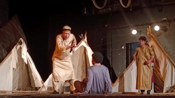 عرض "طائر" يتناول صراع الإنسان مع مجتمعه