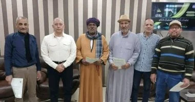 تسليم عقود تقنين للمواطنين بالخارجة
