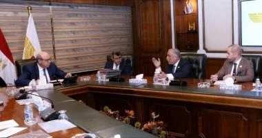 وزير الطيران يؤكد أهمية التواصل مع البرلمان