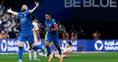 بنزيما يقود الهلال للفوز على الخلود في الشوط الأول