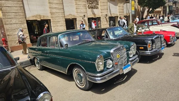 كرنفال السيارات الكلاسيكية يضيء شوارع القاهرة