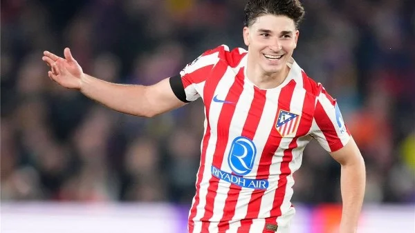 أتلتيكو مدريد يتقدم على برشلونة بهدف في الكامب نو