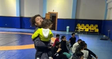 سمر حمزة تصطحب طفلها في معسكر منتخب المصارعة