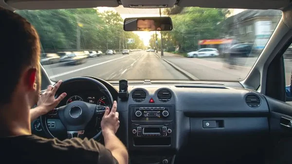 إرشادات لقيادة السيارة بأمان