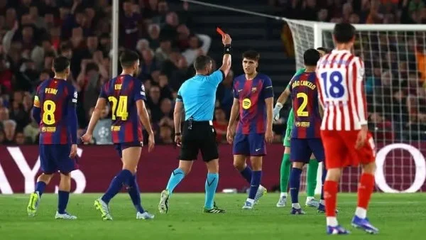 تقنية VAR تنقذ حكم مباراة برشلونة وأتلتيكو مدريد