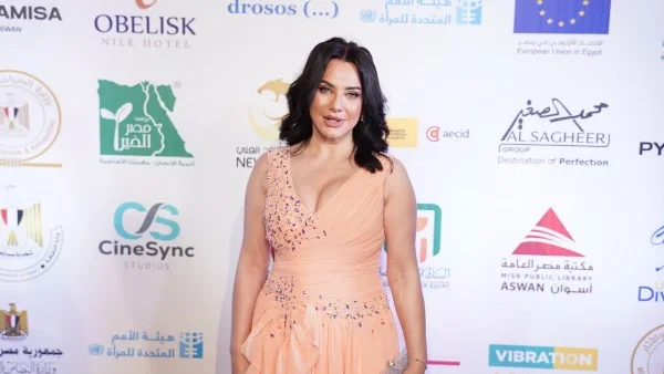سلاف فواخرجي تتألق في مهرجان أسوان بفستان جريء