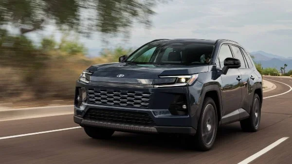 تويوتا تؤجل تصنيع سيارة RAV4 الكهربائية بالكامل