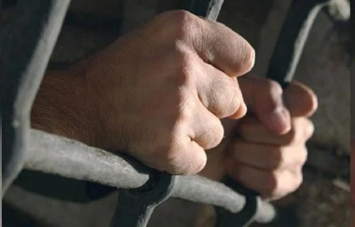 الحبس لمدة سنة لعاطل حاول قتل جاره بالإسكندرية