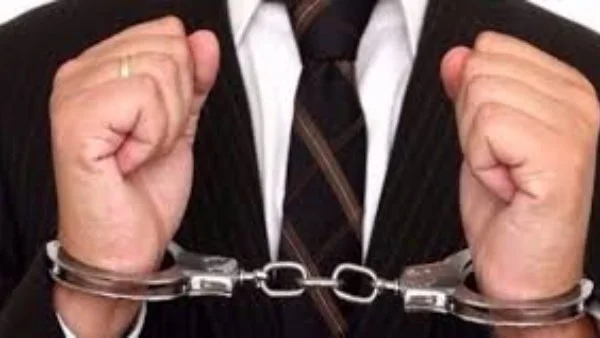 القبض على نائب رئيس بنك شهير بتهمة التربح من العملاء