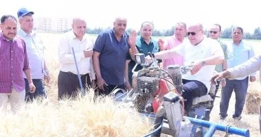 رئيس جامعة سوهاج يقود حصاد القمح بمزارع الجامعة