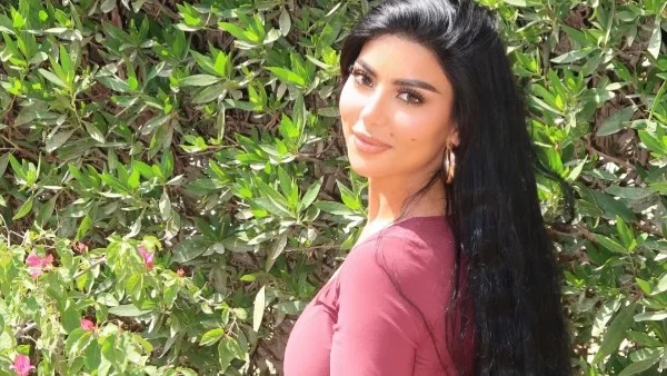 كارولين عزمي تحتفل مع فريق فيلمها "محمود التاني"