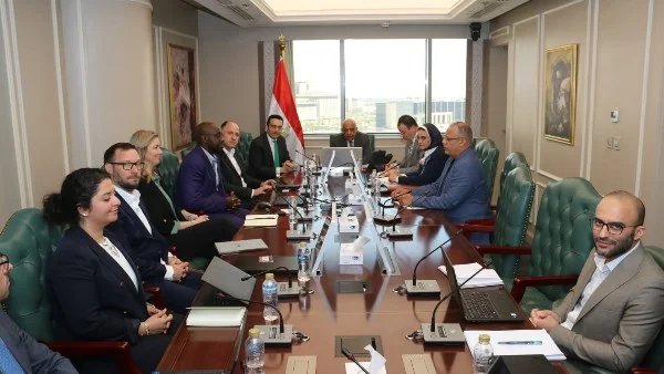 وزير الكهرباء يبحث مشروعات الطاقة المتجددة في مصر