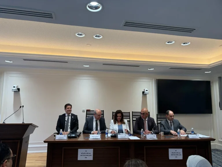 وزير الطيران يناقش تحديات القطاع بحضور نواب البرلمان
