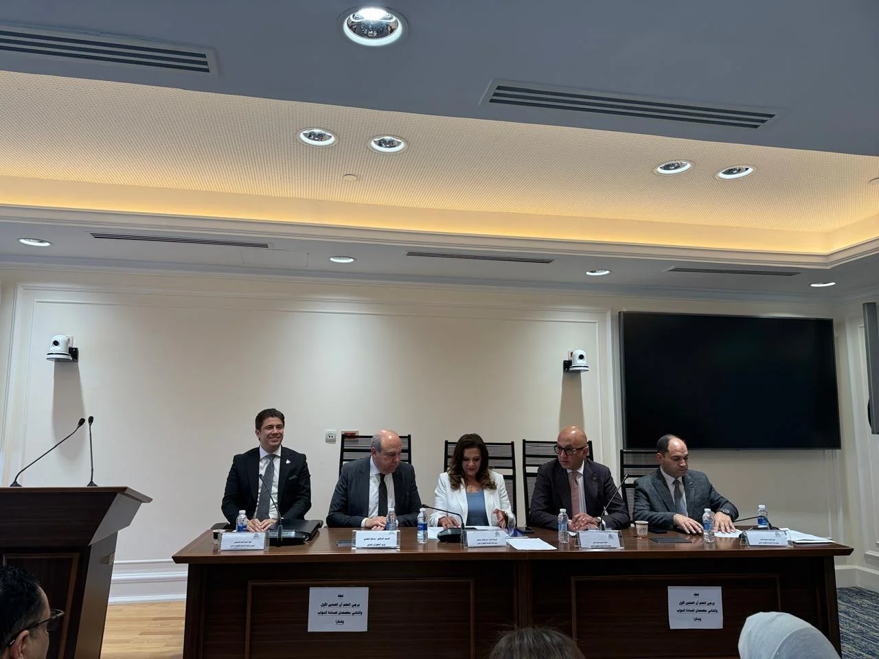 وزير الطيران يناقش تحديات القطاع بحضور نواب البرلمان