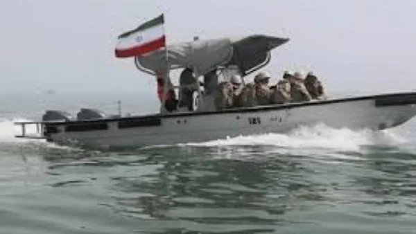 تصعيد بحري في مضيق هرمز: استهداف سفينة حاويات واحتجاز أخرى