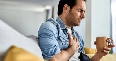 علامات جلطة القلب وأهمية التدخل السريع
