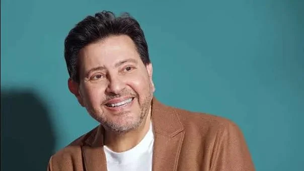 دعوات بالشفاء للفنان هاني شاكر بعد وعكة صحية