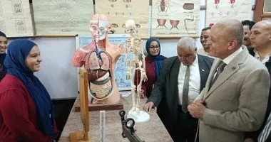 محافظ الأقصر يتفقد متحف العلوم ويكرم الطالبات المتميزات