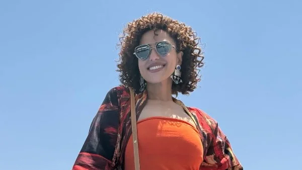 إطلالة صيفية مبهجة لحنان مطاوع في أحضان الطبيعة