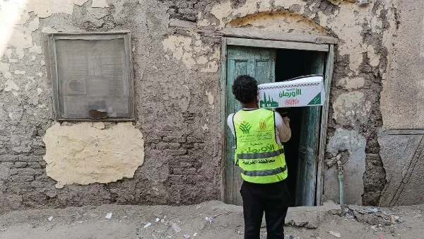 توزيع كراتين غذائية في قرى السنطة