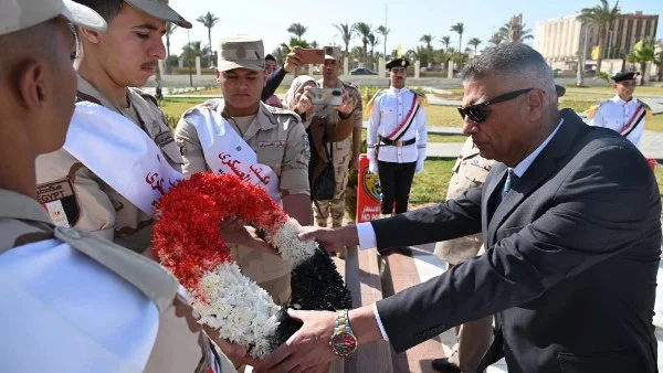 وضع إكليل من الزهور على النصب التذكاري للجندي المجهول