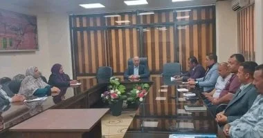 رئيس مدينة الخارجة يناقش تقنين الأراضي وإزالة التعديات