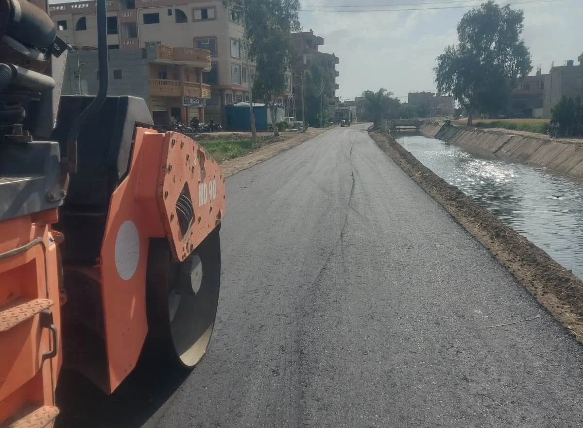 متابعة أعمال رصف طريق شباس عمير - الكردي في كفر الشيخ