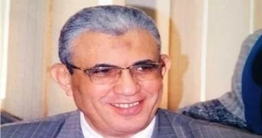 عادل عبد الفضيل يتلقى وسام العمل في عيد العمال 2026