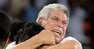 أحمد حسن يدافع عن حسن شحاتة وسط هجوم الجماهير