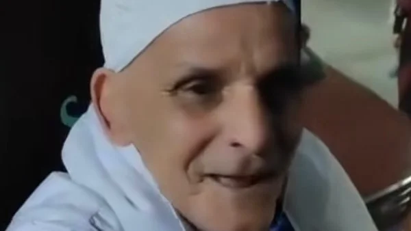 فيديو لمعتمر يثير ضجة بسبب رد فعل عفوي