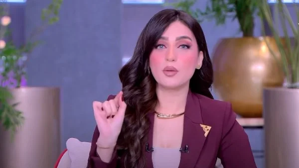 ياسمين عز تنتقد تصرفات صحفيين في عزاء أمير عيد