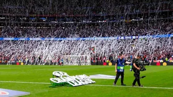 جماهير أتلتيكو مدريد تلقي ورق المرحاض في مواجهة آرسنال