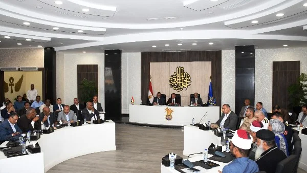 توجيهات حاسمة من محافظ أسوان لتطوير الأداء الخدمي