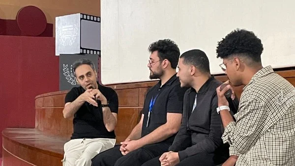 أندرو محسن يتفاعل مع الجمهور في مهرجان الإسكندرية للفيلم القصير