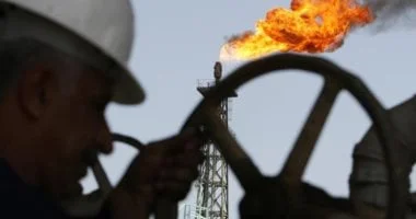 انخفاض أسعار النفط إلى ما دون 100 دولار للبرميل