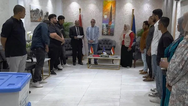 تسليم جوائز لمتدربي صيانة المحمول في أسوان