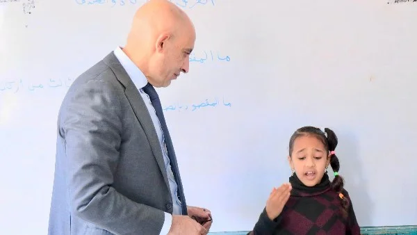 وزير التعليم يشيد بموهبة طالبة في إلقاء الشعر