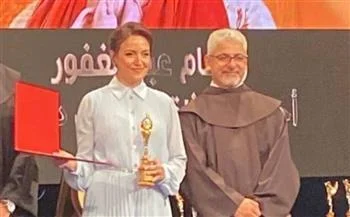ريهام عبدالغفور تهدي جائزة أفضل ممثلة لروح والدها
