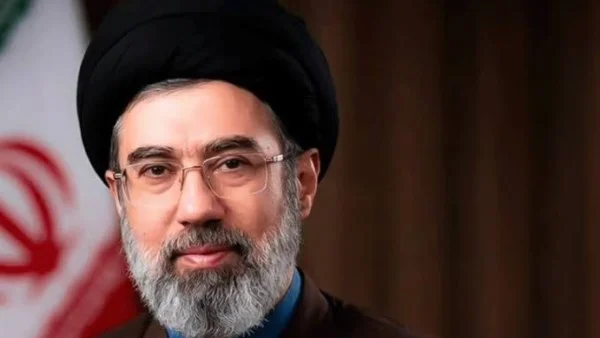 مجتبى خامنئي: الجهاد الاقتصادي والثقافي ضروريان