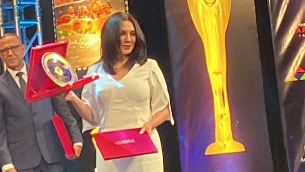 سولاف فواخرجي تتلقى التكريم في مهرجان الكاثوليكي للسينما