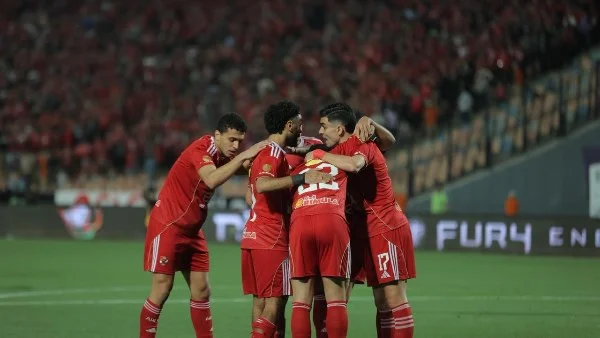 الأهلي يتغلب على الزمالك بثلاثية في قمة الدوري 132
