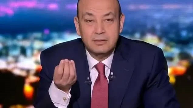 عمرو أديب يعلق على فوز الأهلي ويخصم للعاملين في برنامجه
