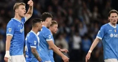 نابولي يواجه كومو في مواجهة حاسمة بالدوري الإيطالي