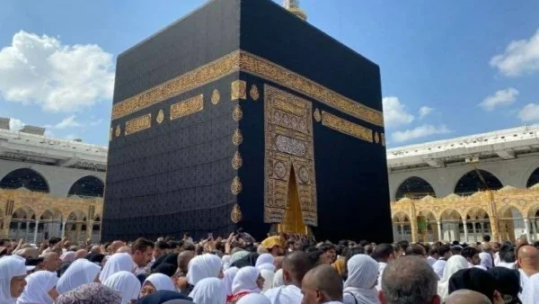 حكم حج الرجل عن أخته المريضة