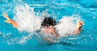 غرق طفل في حمام سباحة عشوائي بالوراق