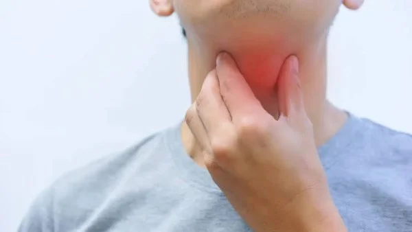 علاج التهاب الحلق بطرق طبيعية فعّالة