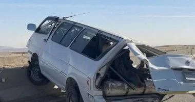 مصرع شخص وإصابة 12 آخرين في حادث على الطريق الصحراوي